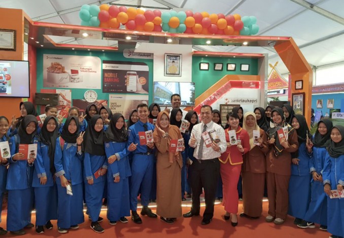 Ratusan Pelajar Kota Dumai Padati Stand Bank Riau Kepri di Dumai Expo