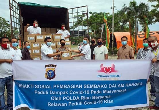 Relawan Peduli Covid-19 Serahkan Bantuan 500 Paket Sembako ke Polda Riau