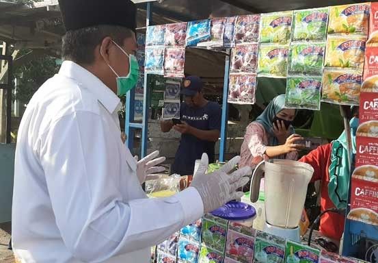 Bupati Alfedri Bagi-bagi Masker dan Sarung Tangan di Pasar Takjil ke Warga