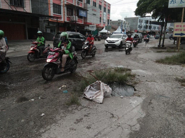 Jalan Bukit Barisan Digenangi Air Akibat Drainase Tersumbat, Warga: Sudah Bertahun-tahun