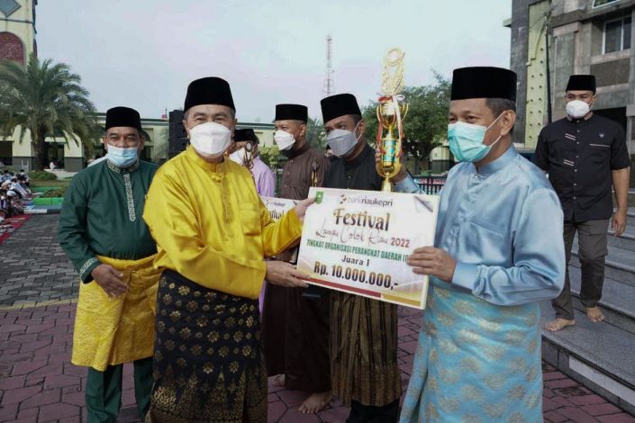 Gubri Serahkan Hadiah Pemenang  Lomba Lampu Colok, Setdaprov Riau Juara 1
