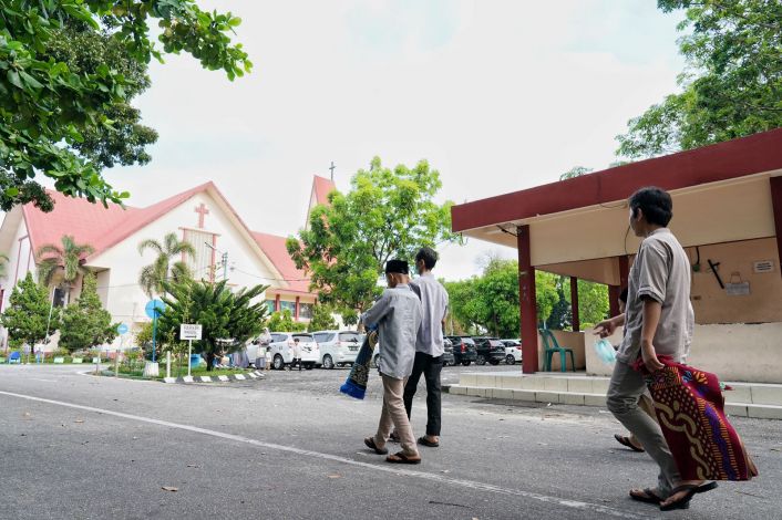 Pengurus Gereja Sediakan Tempat Parkir untuk Umat Muslim Salat Id di Masjid Raya Annur