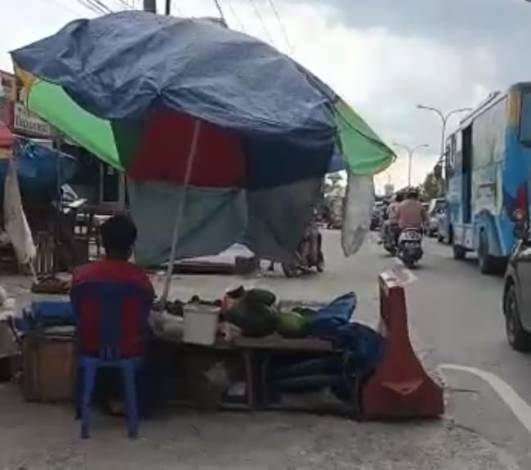 Jalan HR Soebrantas Macet Parah dari Pasar Selasa Hingga Simpang Panam