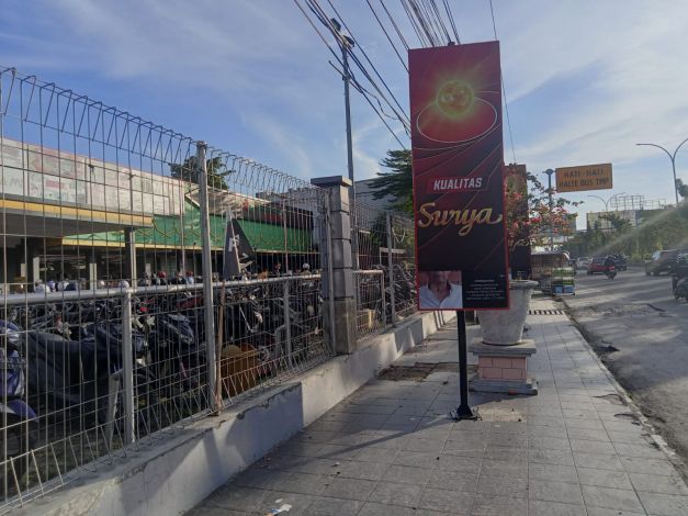 Baru Dibongkar Tiang Reklame Kembali Berdiri di Atas Trotoar Jalan Tuanku Tambusai, Satpol PP Lemah?