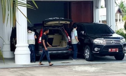 KPK Bantah Bawa Amril Mukminin Usai Geledah Rumah Dinas Bupati Bengkalis