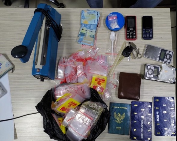 Tangkap Pengedar Narkoba, Polisi Temukan Sabu dan Uang Dalam Brankas Besi
