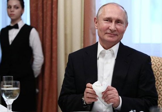 Putin Bawa Cangkir Sendiri saat Santap Malam KTT G20