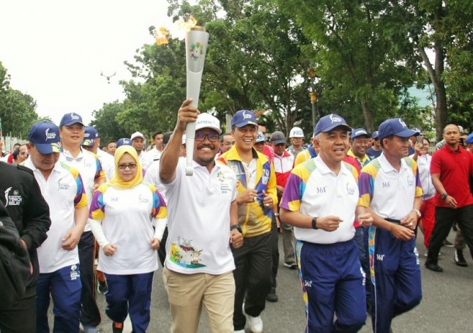 Direktur PT RAPP Turut Bawa Obor Asian Games 2018