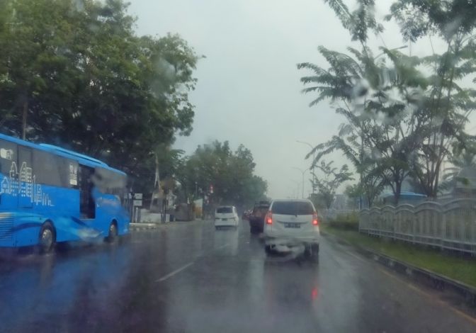 BMKG Pekanbaru: Waspadai Hujan Disertai Petir dan Angin Kencang