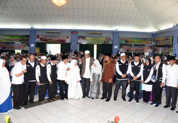 Bupati Sambut Kedatangan Pertama Jemaah Haji Kampar di Batam