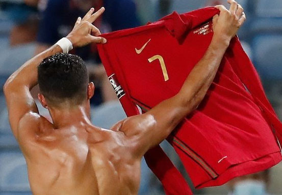 Dahsyat! Cristiano Ronaldo Resmi Sendirian Menjadi Raja Gol Sepak Bola Dunia