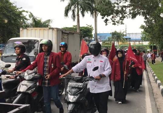 Mahasiswa Dorong Sepeda Motor ke Gedung DPRD Riau, KAMMI: Ini Simbolis Dampak Harga BBM Naik
