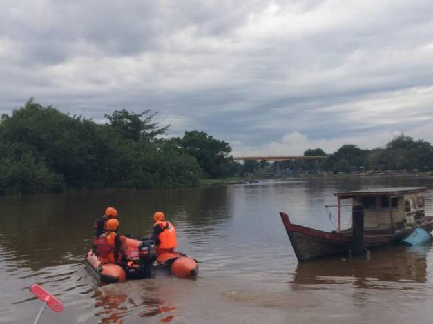 Bocah 3 Tahun Hanyut di Parit Belum Ditemukan, Petugas Cari Hingga ke Sungai Siak