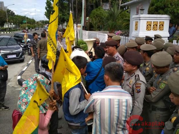 Aksi Demo 10 Mahasiswa di Disdik Riau Dibubarkan Polisi dan Satpol PP