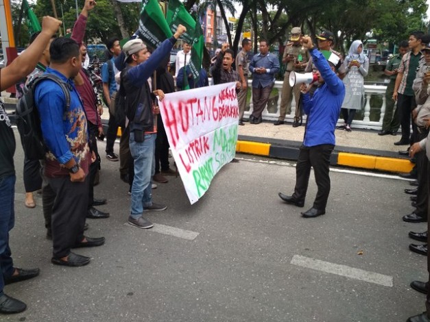 Tolak Kenaikan Tarif Listrik, HMI MPO Gelar Unjuk Rasa di DPRD Riau