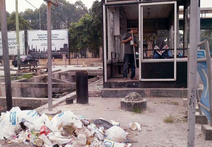 Sampah Sering Menumpuk di Samping Halte TMP Jalan Sudirman, Warga Minta Pemko Bertindak Tegas