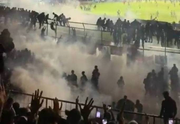 Tangkapan layar insiden kerusuhan di stadion Kanjuruhan Malang yang dilaporkan menelan korban 127 orang tewas, Sabtu (1/10/2022) malam. Foto/JSnews