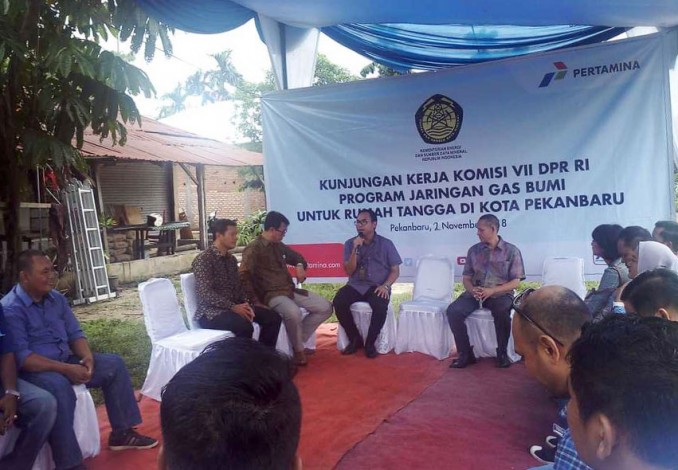 Tinjau Program City Gas di Pekanbaru, Anggota DPR Masak Telur Mata Sapi di Rumah Warga