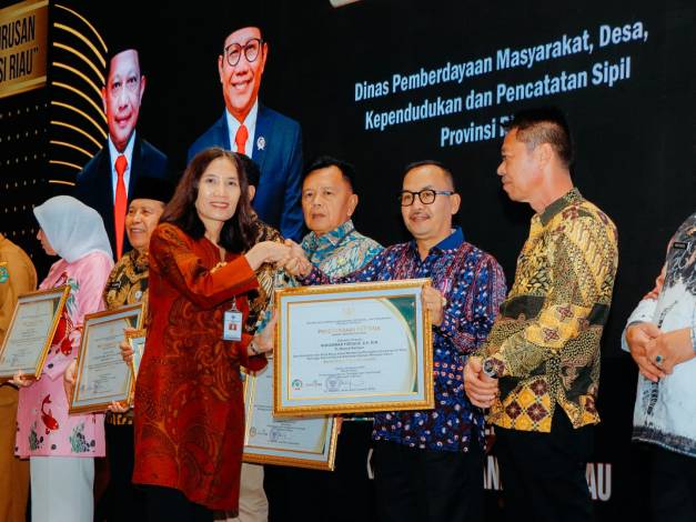 Pj Bupati Kampar Terima Penghargaan dari Kementerian DPDTT