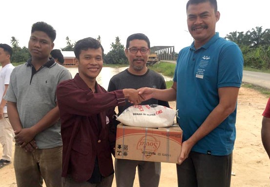 KBMR Abdurrab dan STEI Iqra Annisa Salurkan Bantuan kepada Korban Banjir Rohul