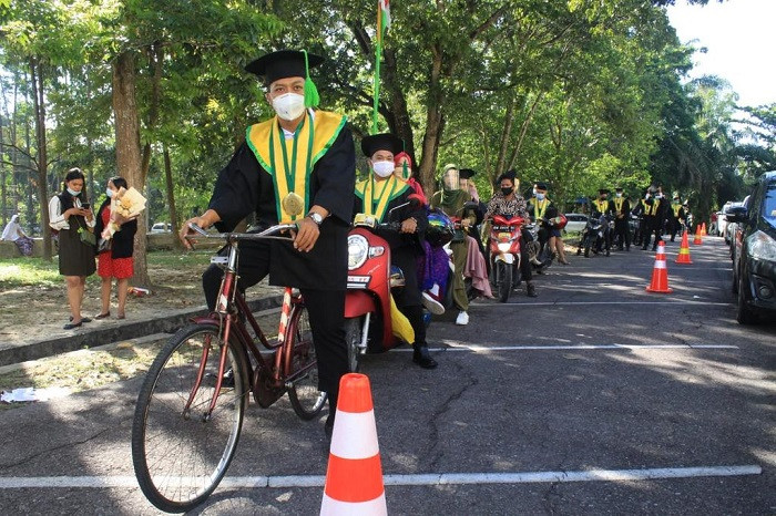 Datang ke Wisuda Naik Sepeda, Mahasiswa ini Raih Predikat dengan Pujian
