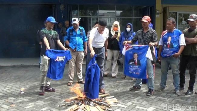 Demokrat Riau akan Persoalkan Aksi Bakar Baju Partai oleh Kader yang Kecewa Musda