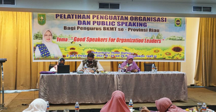 Anggota BKMT Riau Diberi Pelatihan Penguatan Organisasi dan Public Speaking