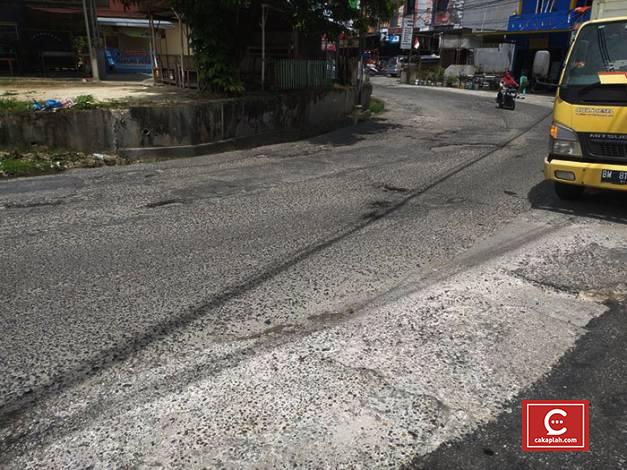 Kondisi Jalan Tengku Bey Bukit Raya Pekanbaru rusak dan tidak rata.