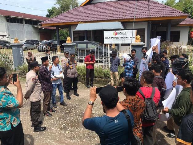 Muncul Gerakan Penolakan Anies Baswedan ke Riau, Gedung Bawaslu dan KPU Digeruduk