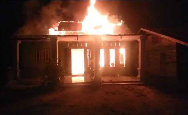 Rumahnya Terbakar, Satu Keluarga di Pelalawan Selamat dari Maut