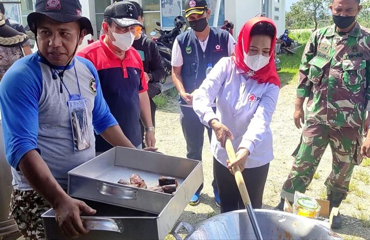 Peny Herawati Imbau Relawan PMI Rohul Siaga Bantu Korban Banjir