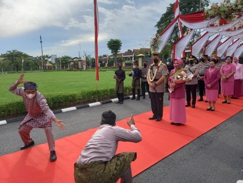 Pisah Sambut Kapolda Riau, Irjen Pol M Iqbal Disambut Tradisi Melayu di Mapolda