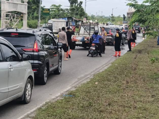 Turun ke Jalan Sembari Bantu Kendaraan yang Terjebak Banjir, Personel Polsek Rumbai Pesisir Ajak Masyarakat Sukseskan Pemilu 2024