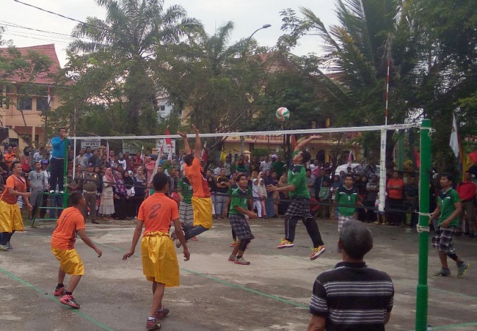 Main Pakai Sarung, Tim Satpol PP Kampar dan Diskes Juara Bola Voli antar OPD HUT Kampar ke-68