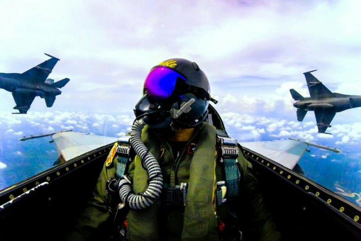 F-16 Lanud Roesmin Nurjadin Latih Tempur Menembakkan Rudal Maverick