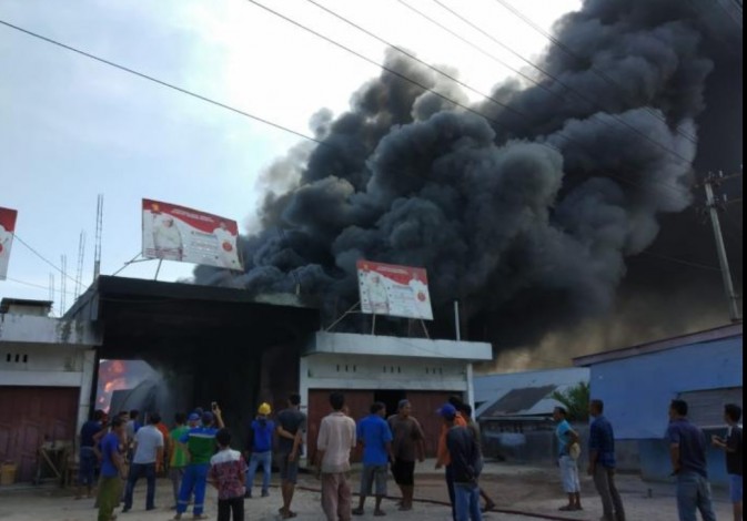 Gudang Penampungan BBM Bermerek Posko Caleg di Kota Dumai Terbakar