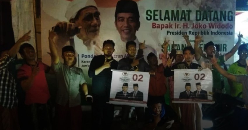 Dikunjungi Jokowi Santri Mbah Moen Pose Dua Jari, Ustaz Sani: Keberanian Itu Dari Sanubari