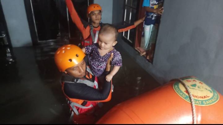 Banjir Rendam Rumah di  Kelurahan Maharatu Pekanbaru, Petugas Evakuasi 13 Orang
