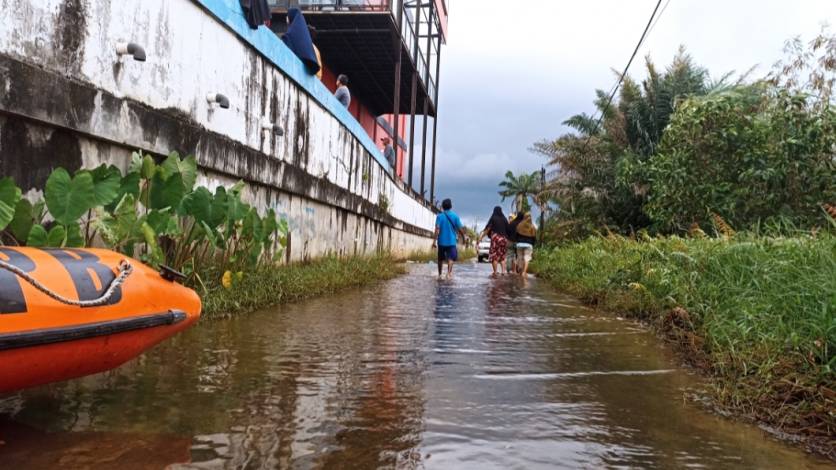 Pemukiman Warga Meranti Pandak Kembali Terendam Banjir, Pemko Salurkan 350 Paket Sembako