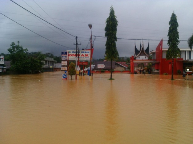 Banjir Tenggelamkan Polsek dan Rumah di Pangkalan,  Jalur Sumbar-Riau Putus