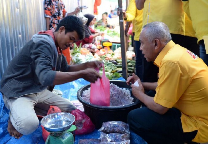 Beli Sagu di Pasar Kayu Jati, Andi Rachman: Saya Nak Buat Lempeng