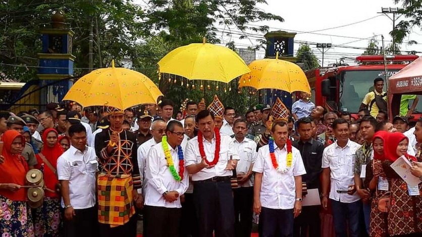 Menko Luhut dan Gubernur Syamsuar Bagi-bagi Sertifikat Tanah Gratis di Kuansing