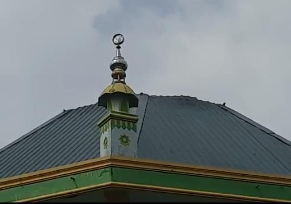 Angin Kencang Terbangkan Kubah Masjid di Pekanbaru