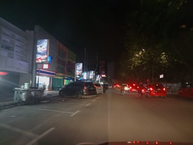 Reklame Neon Box di Pekanbaru Banyak Berdiri di Trotoar