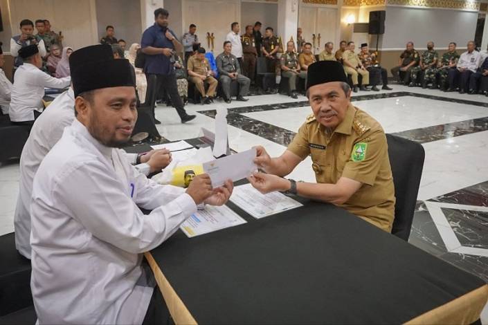Gubernur dan Wagub Riau Serahkan Zakat ke Baznas