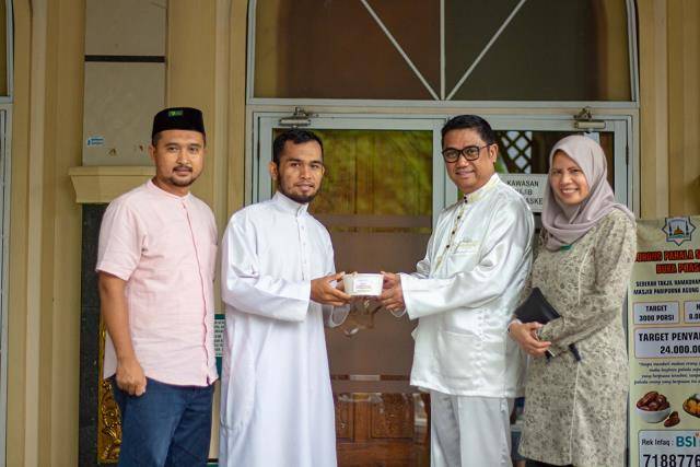 KHAS Pekanbaru Hotel bersama Dompet Dhuafa Riau Salurkan Paket Berbuka Puasa