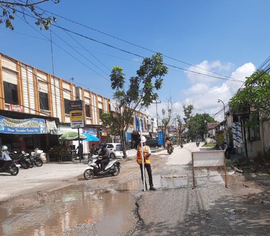 Sempat Dikeluhkan Warga, Dinas PUPR Pekanbaru Mulai Perbaiki Jalan Taman Karya