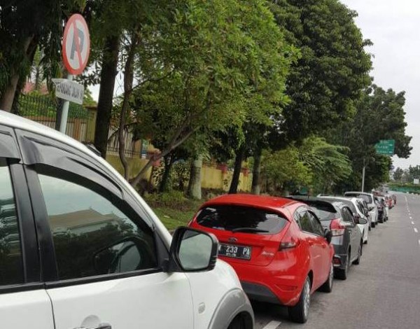 Ramai-ramai Pemilik Mobil Langgar Rambu Lalu Lintas di Jalan Diponegoro