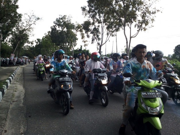 Rayakan Kelulusan, Ribuan Pelajar Pekanbaru Corat Seragam dan Konvoi di Jalan
