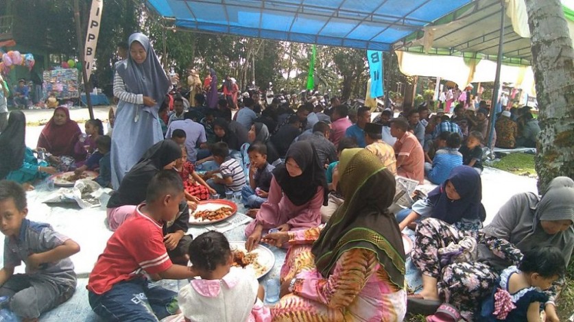 Sambut Ramadhan, Masyarakat Pulau Belimbing Makan Bakela Hingga Pacu Tongkang